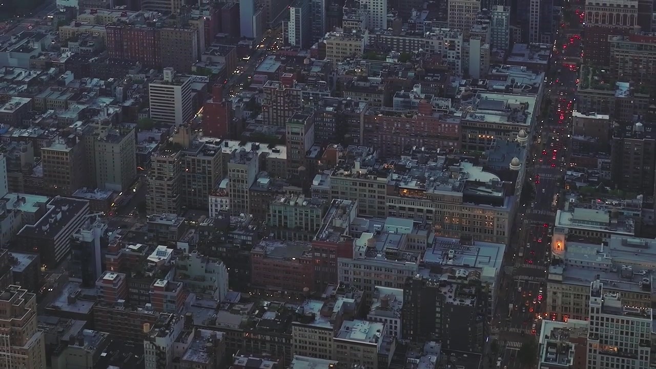 Vista nocturna de edificios de la ciudad en Nueva York, EE. UU., durante las horas de la noche.