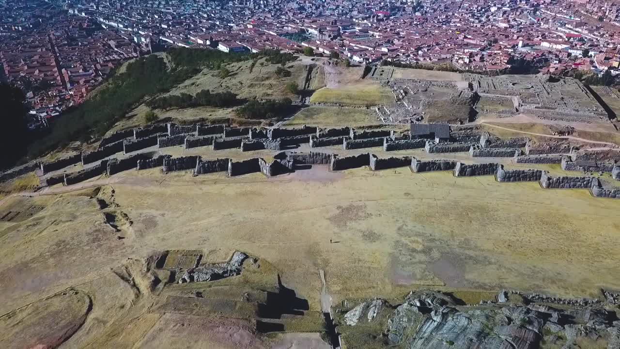 페루에서 sacsayhuaman incan 폐허를 드러내는 드론