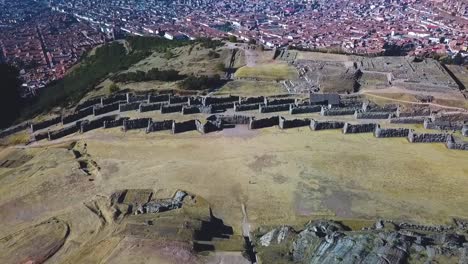 Drohne,-Die-Die-Inka-Ruine-Von-Sacsayhuaman-In-Peru-Enthüllt