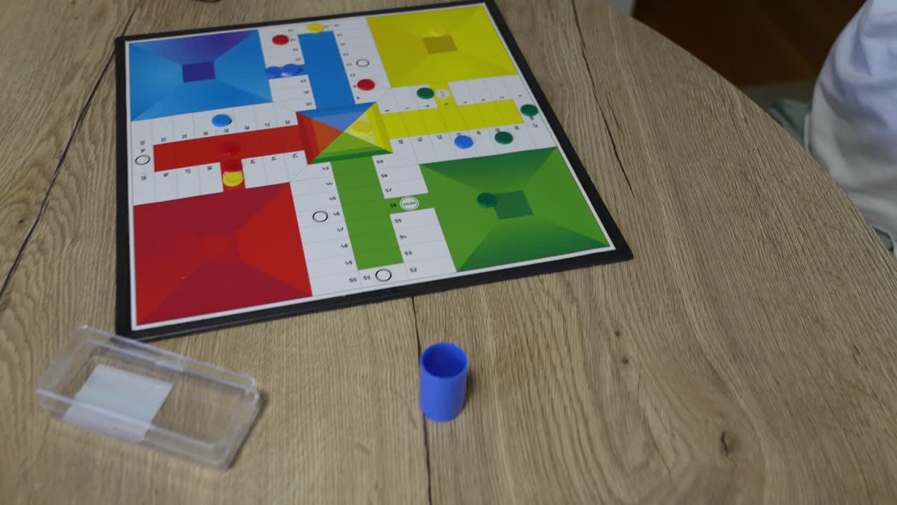 Immagini di un gioco da tavolo Ludo