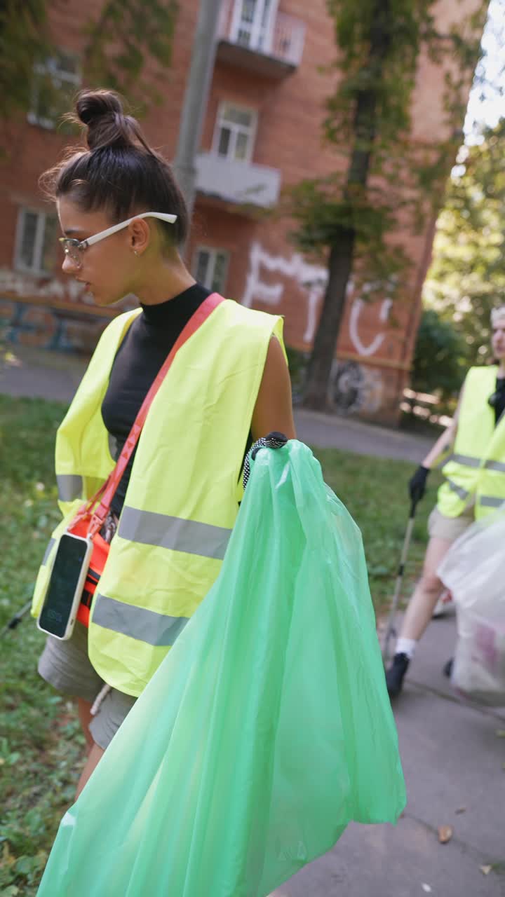 una mujer limpiando el parque.