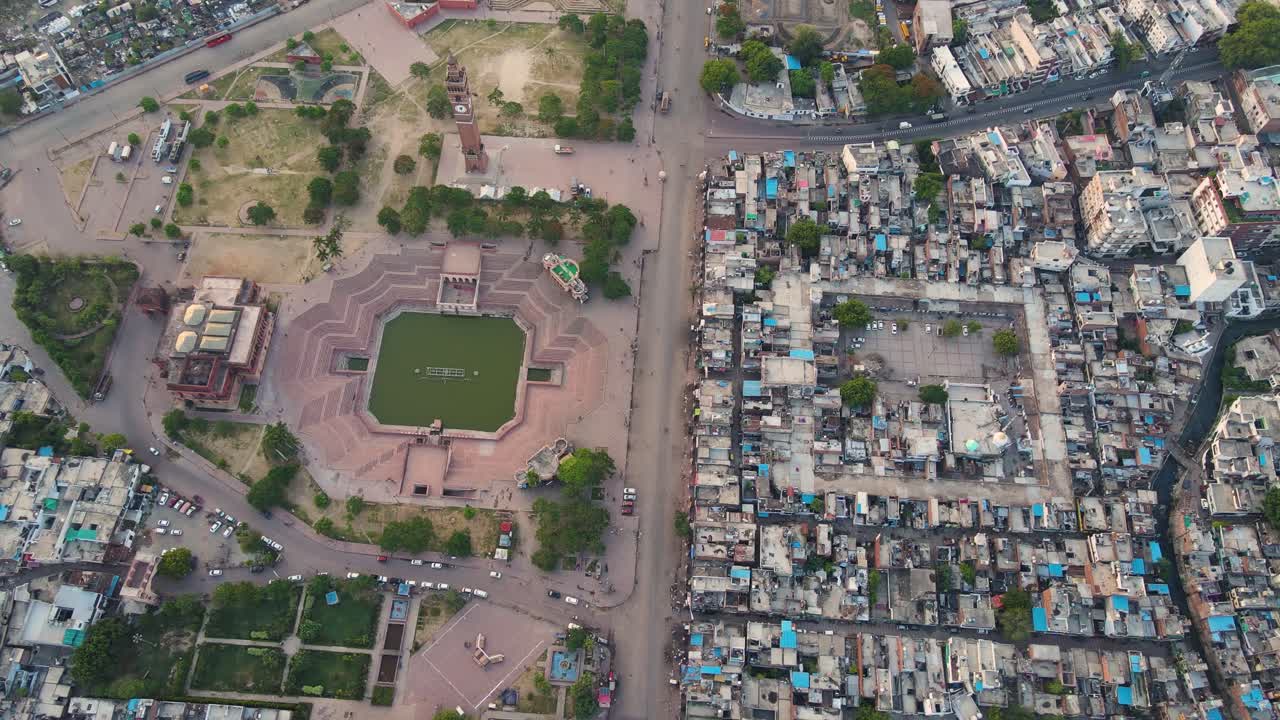 captura de drones de jama masjid y chota imambada, con la ciudad de lucknow y sus paisajes circundantes en el fondo.