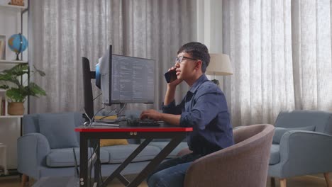 programador en una llamada telefónica
