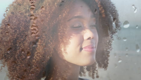 animación de una mujer afroamericana sonriente en la playa sobre gotas