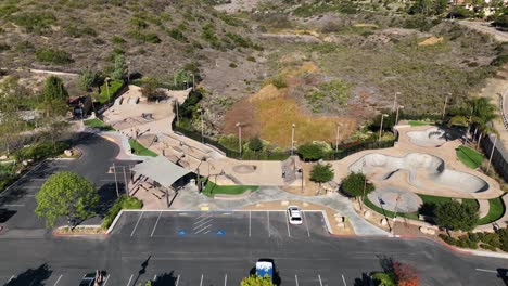 Vista-Aérea-Del-Parque-De-Patinaje-De-Hormigón-Al-Aire-Libre-Con-Rampas-Alga-Norte-Park,-Carlsbad-En-California,-Estados-Unidos