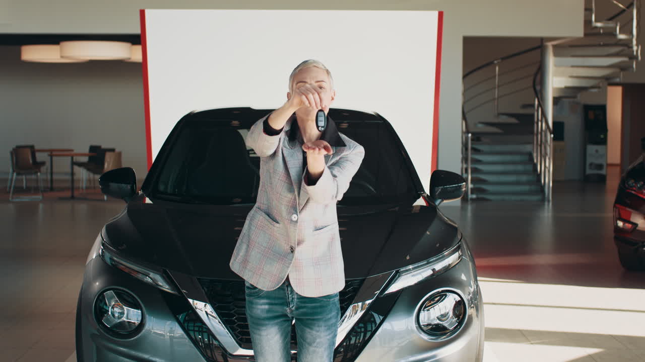 대리점 에서 자동차 열 를 받는 여자