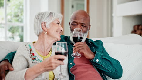 Liebe,-Vielfalt-Und-Wein-Mit-Einem-Seniorenpaar