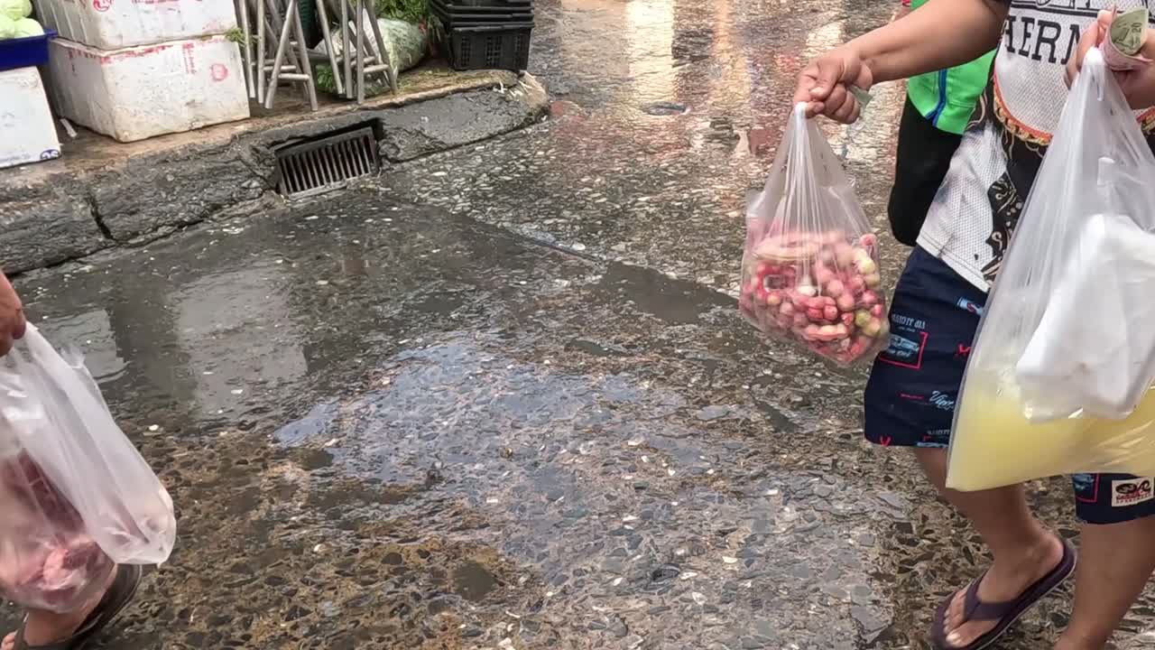 한 사람이 바쁜 시장에서 마차를 운행합니다.