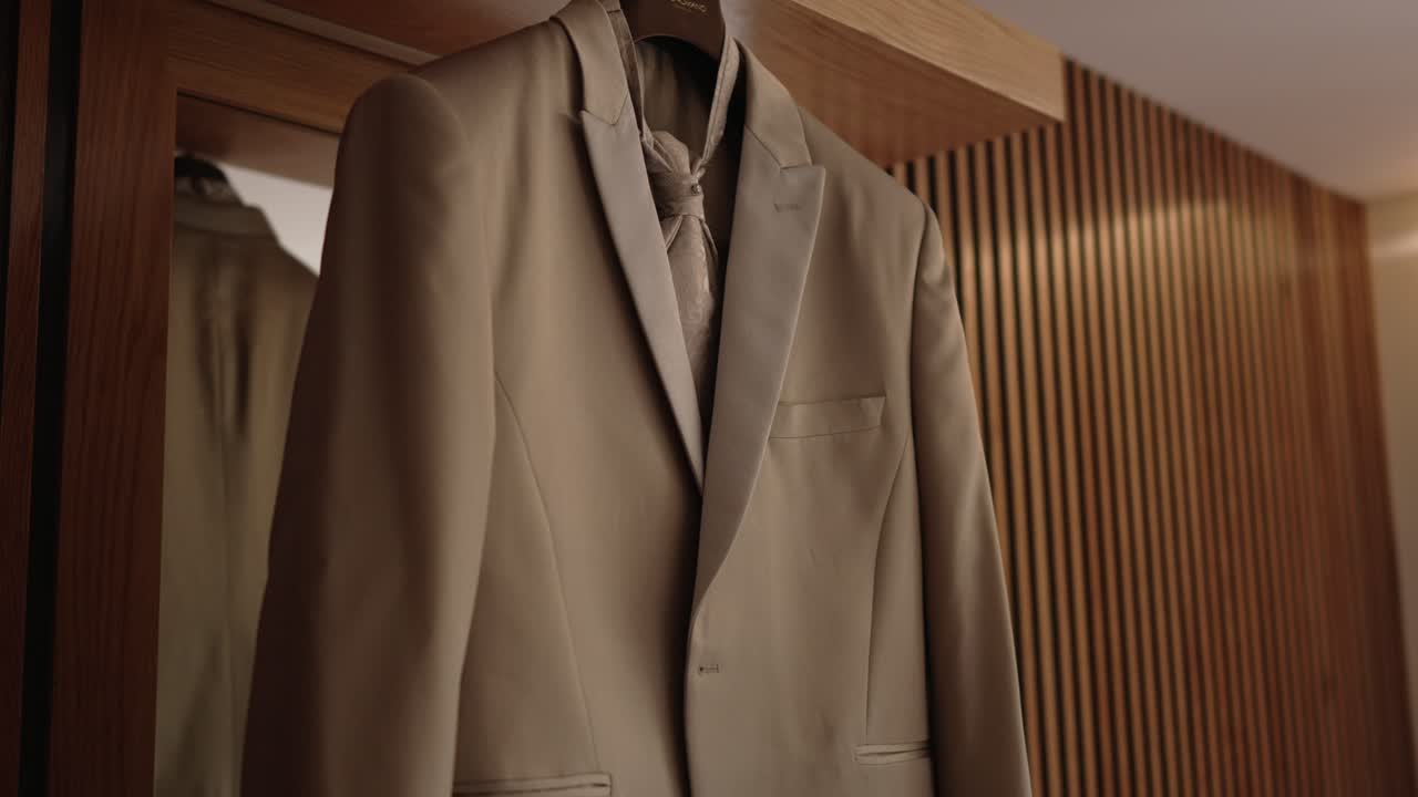 결혼식을 위해 준비된 넥타이가 있는 우아한 베이지색 웨딩 정장