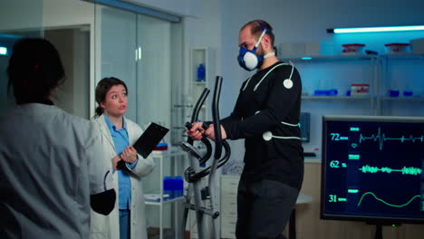 investigador médico que examina la evolución de la condición de salud del atleta