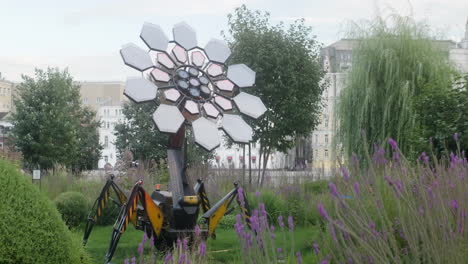 escultura de flores mecánicas en un parque