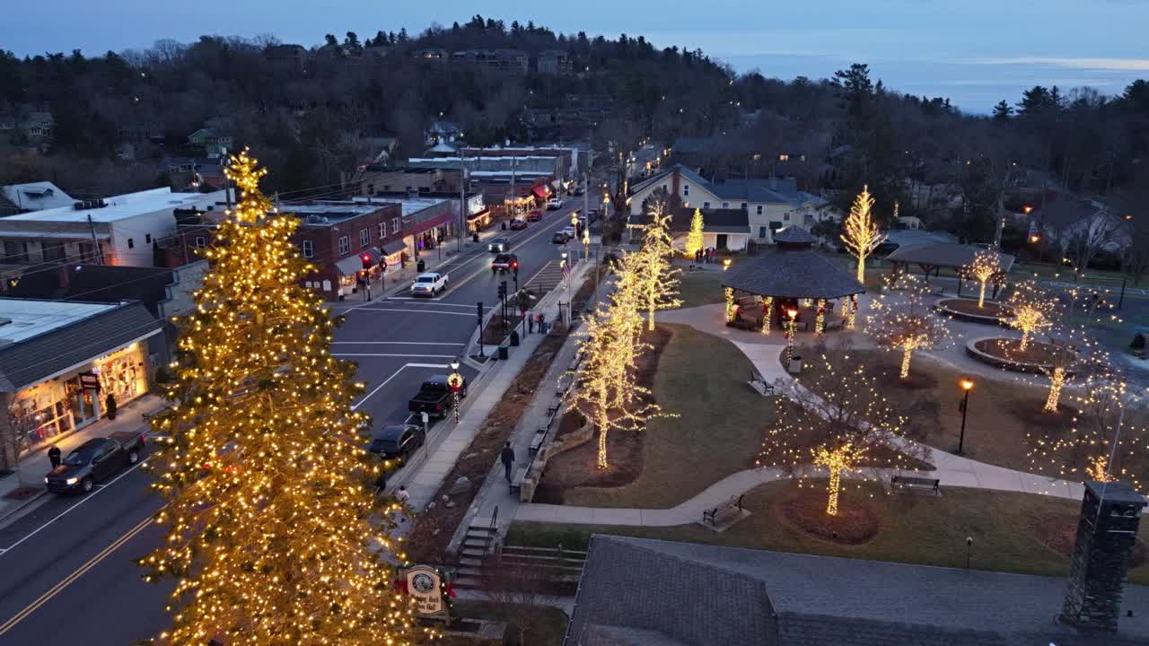 노스캐롤라이나주 블로잉록 NC의 조명이 켜진 크리스마스 트리 위로 펼쳐지는 항공 뷰