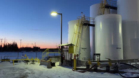 amanecer sobre los tanques de combustible: una toma panorámica derecha del almacenamiento de combustible a granel al amanecer