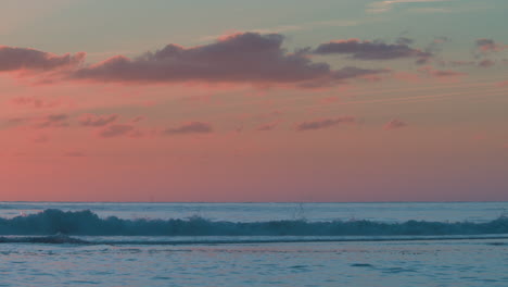 Meereswellen-Mit-Malerischem-Sonnenuntergangshimmel-Im-Sommer