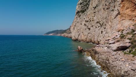 garraf costa en barcelona con la soleada costa mediterránea y los acantilados rocosos, vista aérea