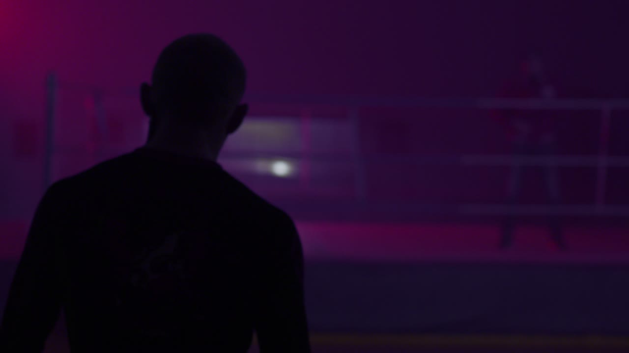 나이트클럽에서 한 남자의 실루