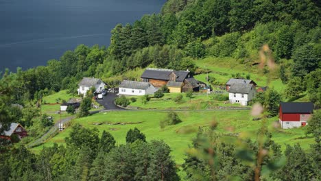 Un-Pequeño-Pueblo-En-Las-Empinadas-Colinas-Sobre-El-Fiordo-De-Hardanger