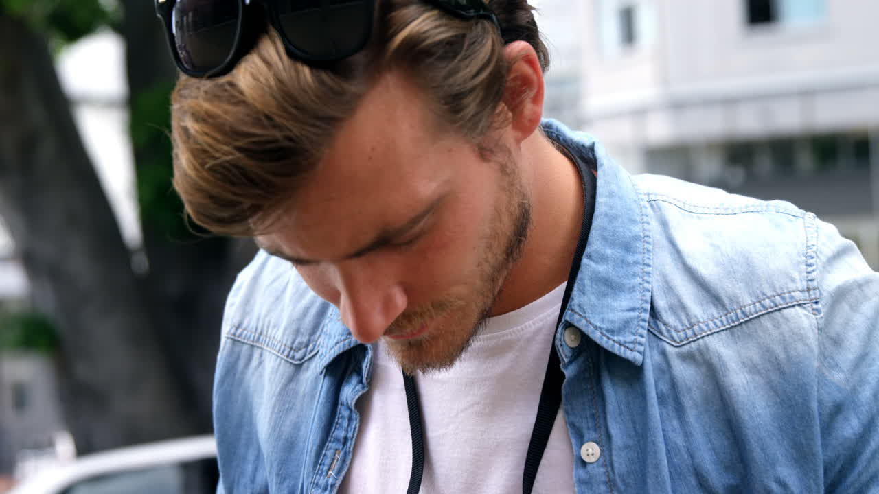 joven fotografiando con una cámara