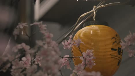 uma lanterna amarela com flores de cerejeira falsas encontrada no shinjuku golden-gai também conhecido como piss alley