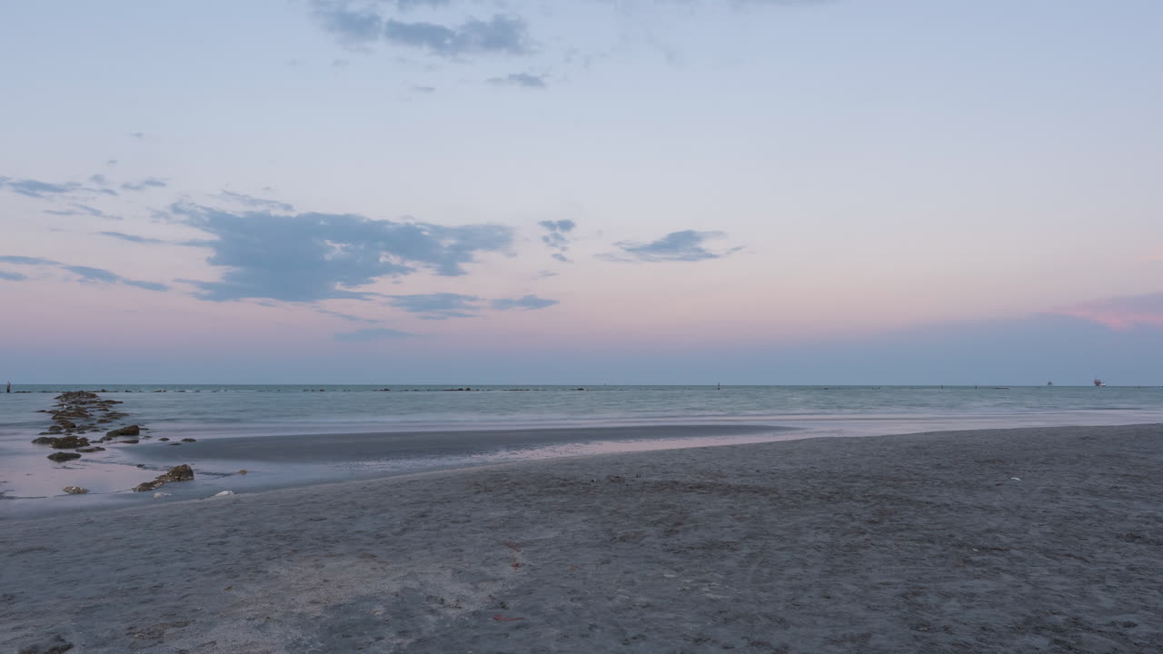timelapse de la playa de arena al atardecer, colores suaves atardecer junto al mar, lido adriano, ravenna, italia