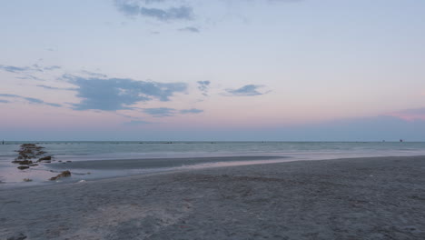 timelapse de la playa de arena al atardecer, colores suaves atardecer junto al mar, lido adriano, ravenna, italia