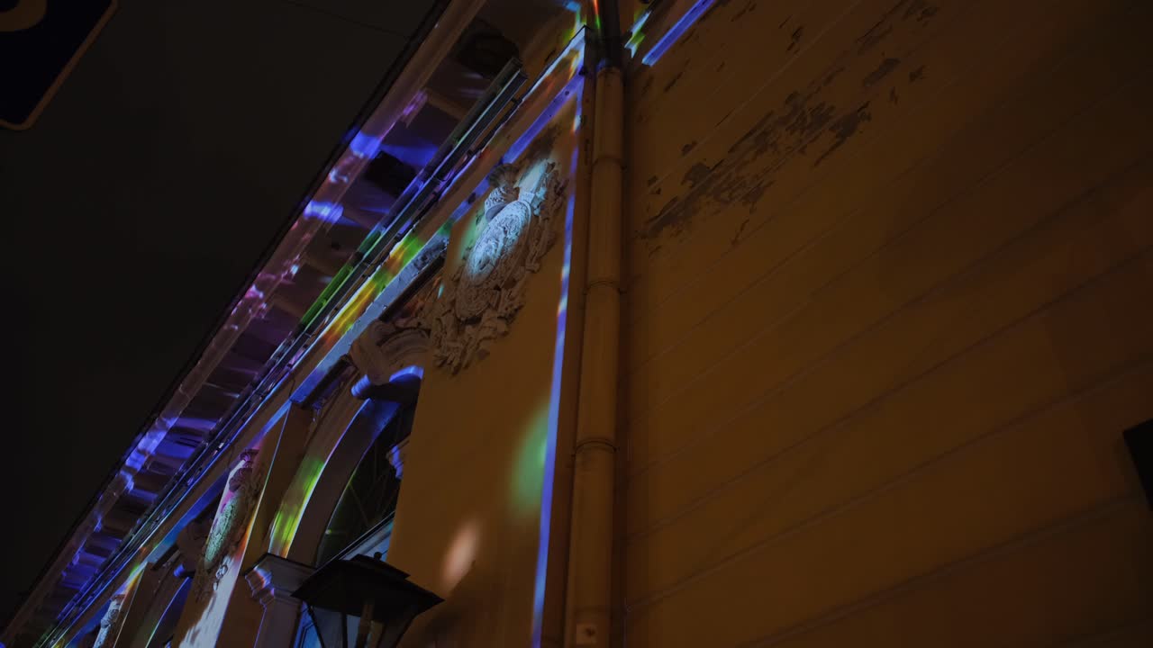 밤에 조명 된 건물 정면