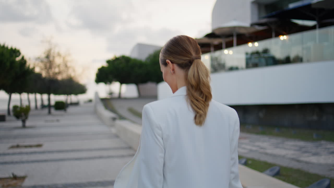 고급스러운 소녀가 거리를 돌아서고 가까운 거리를 돌아다니고 사업가 여성이 마을을 고 있습니다.