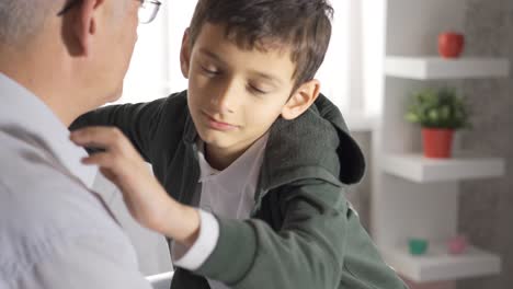el niño abraza a su padre. padre hijo amor y solidaridad.