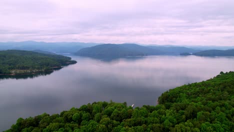 Luftstoß-In-Den-Lake-Jocassee-In-South-Carolina