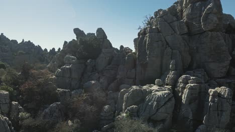 drone moviéndose lentamente hacia arriba en el torcal de antequera, al sur de españa