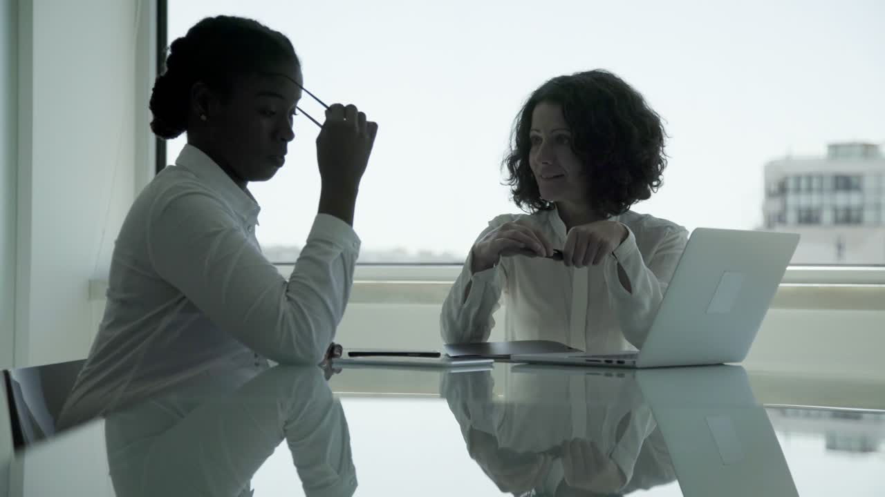 mujeres de negocios profesionales discutiendo y usando computadoras portátiles