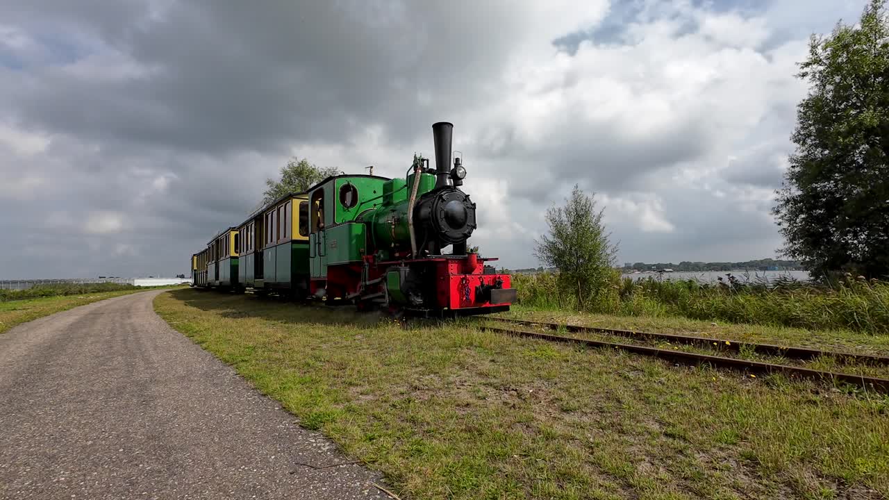 증기, 춤과 회전, 바람에 엔진의 영혼의 비밀을 속삭이는