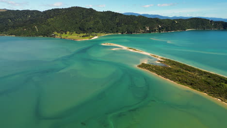 vista aérea de la bahía costera de wainui con agua de mar turquesa en nueva zelanda y la isla sur