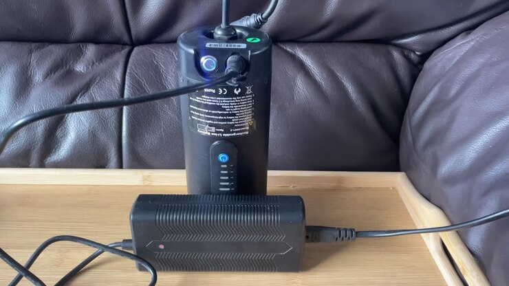 Batteria per e-bike in carica con alimentatore a casa