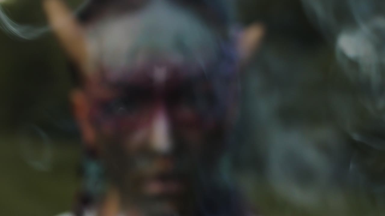 una persona con una detallada pintura de cara beltane cuenta una historia encantadora en un bosque crepuscular, añadiendo magia a la serena noche