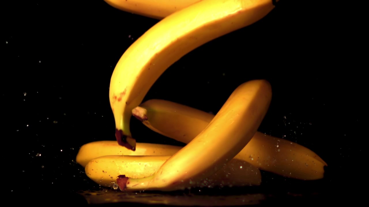 Bananes jaunes mûres chutant et éclaboussant au ralenti