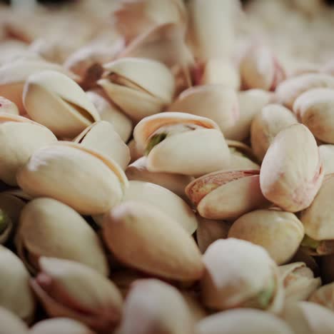 los pistachos caen sobre una gran pila