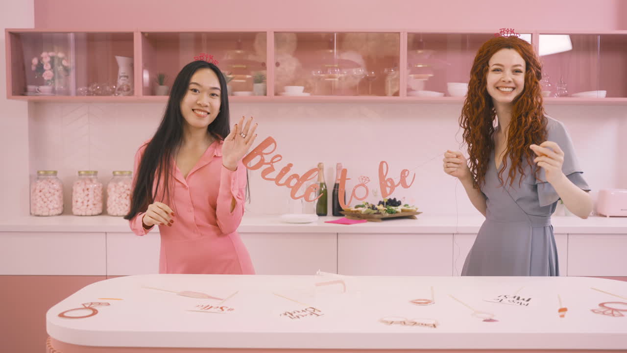 머리 장식과 골판지 문구를 들고 빨간 머리 소녀와 소녀