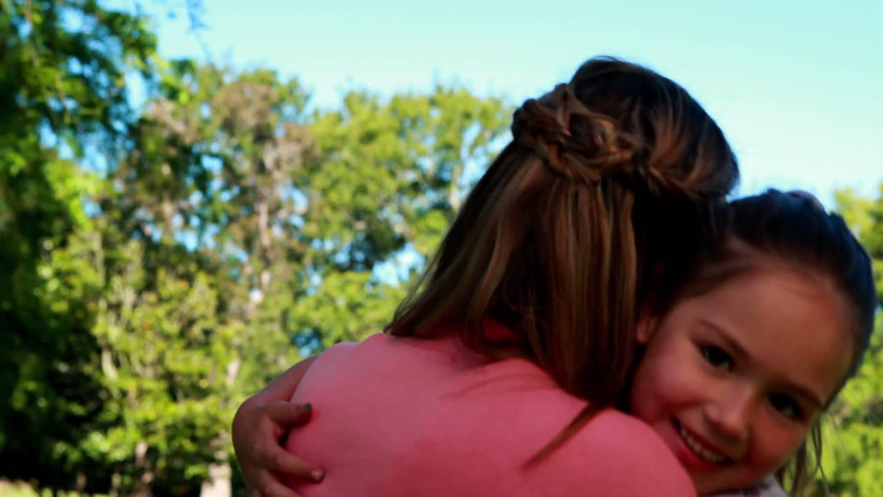 hija corriendo a los brazos de su madre lindo