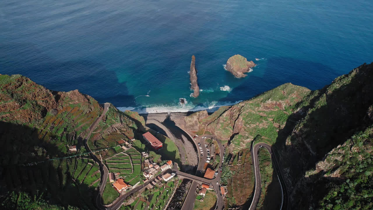 Vista Aérea de Vila Costeira na Madeira, Portugal