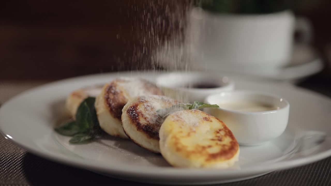 집에서 만든 치즈 팬케이크와 설탕 가루와 시럽의 클로즈업