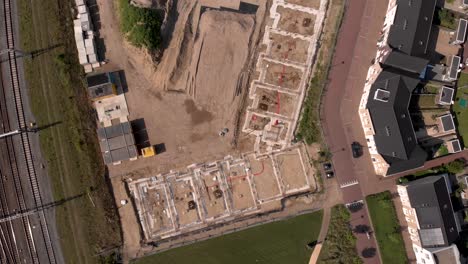 vista aérea descendente de arriba hacia abajo del sitio de construcción de ubuntuplein en el proyecto de inversión inmobiliaria de desarrollo urbano que revela un nuevo vecindario más amplio de noorderhaven
