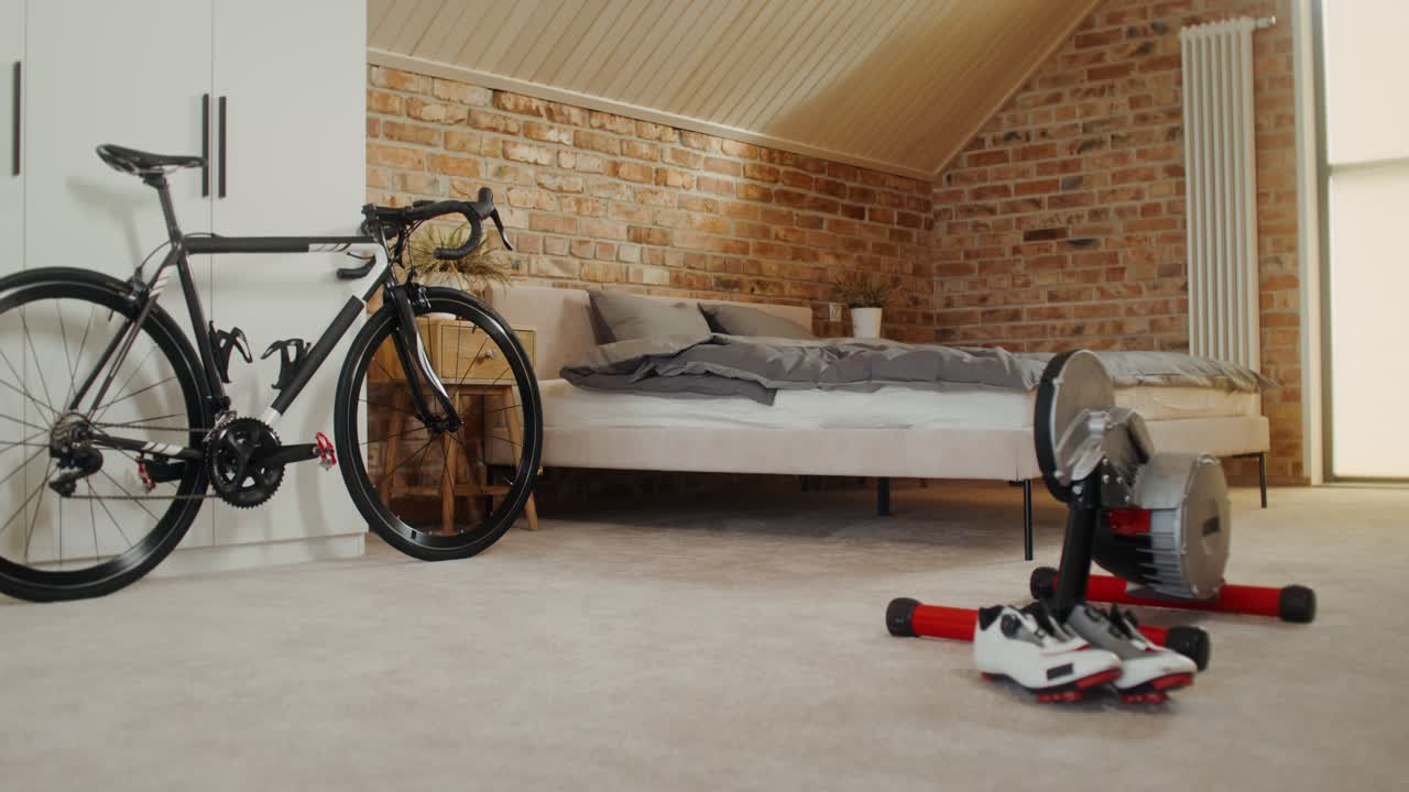 configuración de gimnasio en casa con bicicleta y entrenador