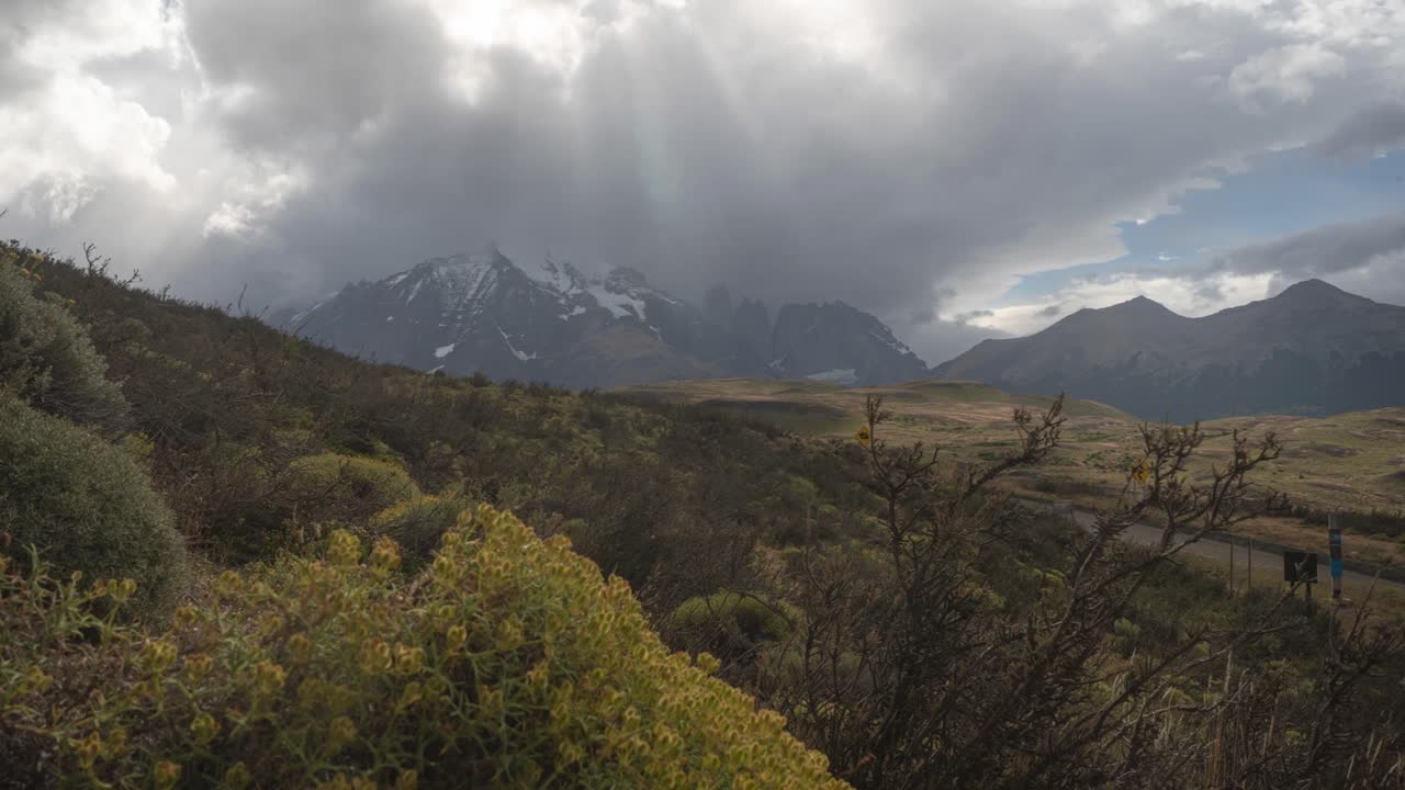 el lapso de tiempo de las montañas andinas valle con rayos de sol
