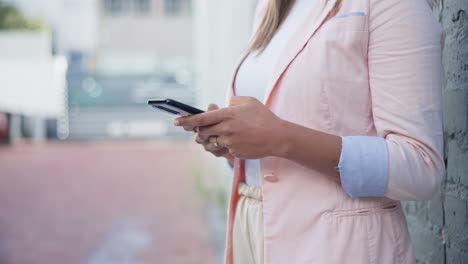 Manos,-Teléfono-E-Internet-Con-Un-Primer-Plano-De-Persona