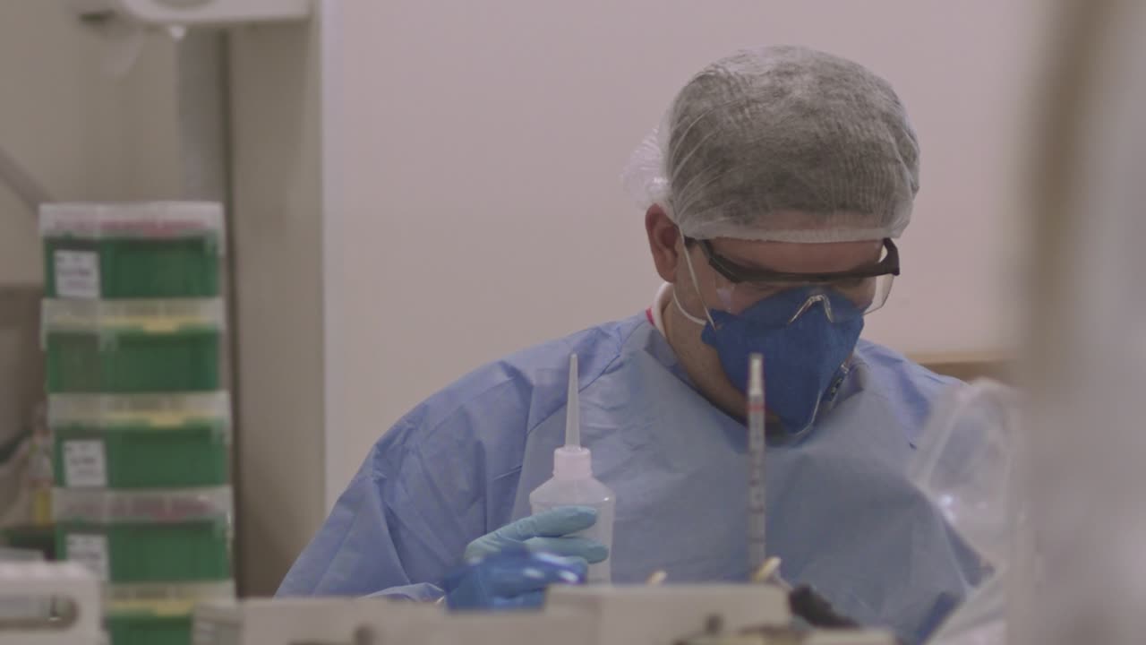 científico masculino trabajando y experimentando con muestras de prueba covid-19 en un laboratorio médico