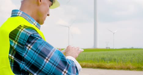 Ingenieur-Mit-Digitalem-Tablet-Bei-Der-Inspektion-Von-Windkraftanlagen-3