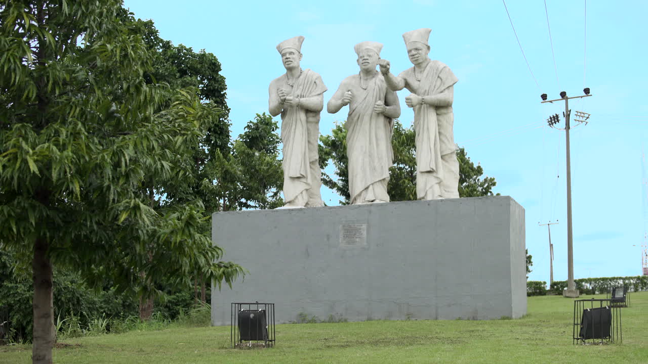 tres jefes bienvenidos a la estatua de lagos