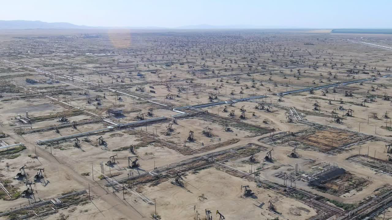 Luftaufnahme von Förderpumpen in einem Frackingfeld bei der Ölförderung.