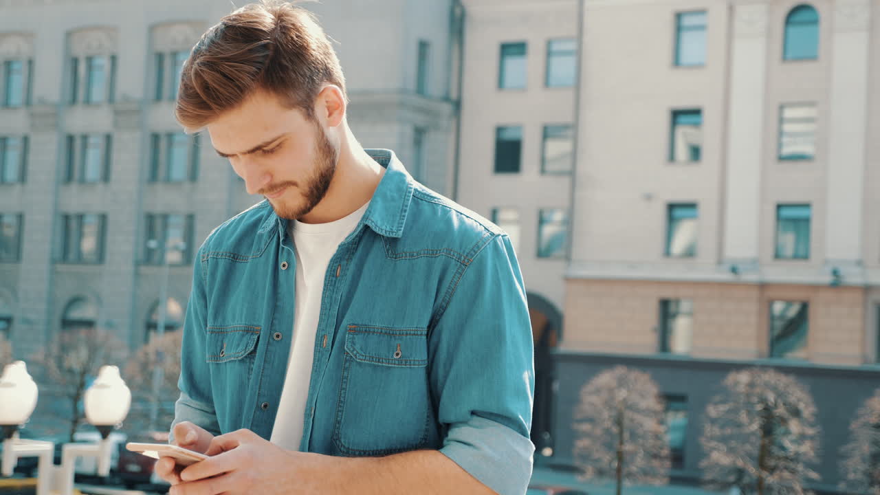 도시에서 스마트폰을 사용하는 젊은 남자